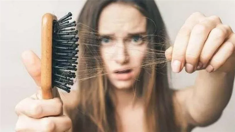 دراسة تكشف أسباب تساقط الشعر المضاعف عند الإصابة بكورونا