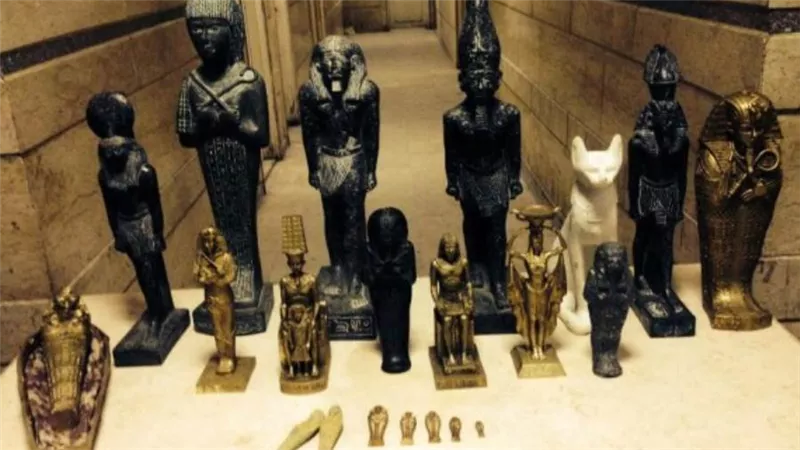 سقوط تشكيل عصابى تخصص فى النصب والاحتيال ببيع آثار مقلدة بالتجمع الأول
