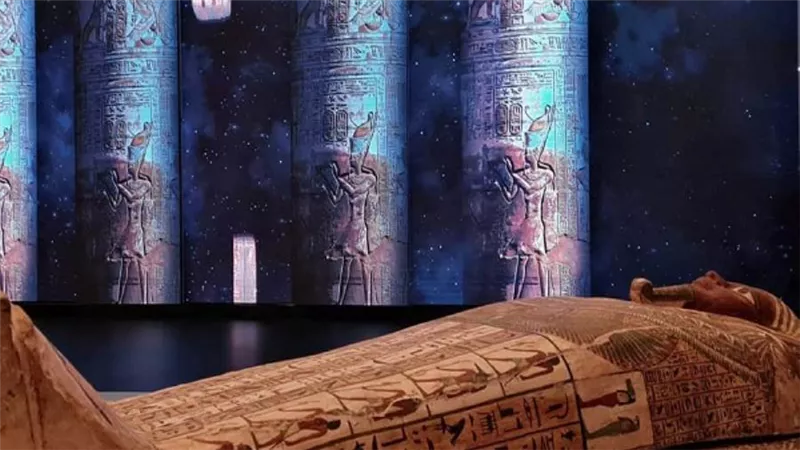 بالصور | في مفاجأة لزائري إكسبو 2020 بدبي.. التابوت الأثري بسماتيك بن أوزير يصل مقر الجناح المصري
