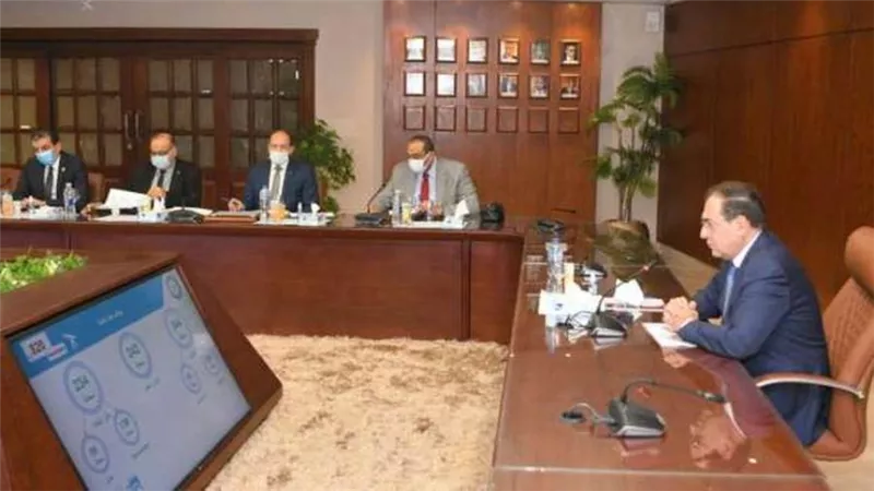 وزير البترول يوجه بالتحديث المستمر لتطبيق «Mop Stations» الخاص بمحطات الوقود