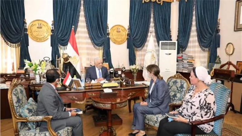 وزير التعليم يبحث مع منسقة الأمم المتحدة بناء فصول دراسية ذكية 