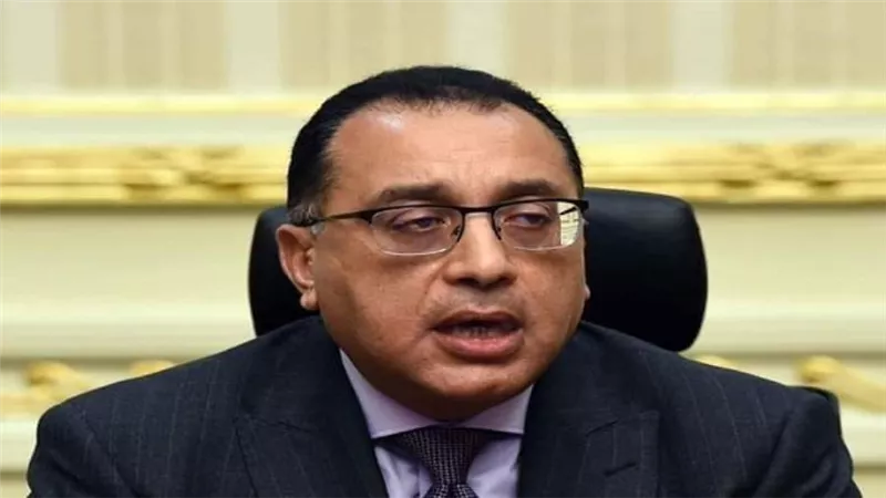 رئيس الوزراء يتفقد أعمال تنفيذ مشروع القطار الكهربائي الخفيف 