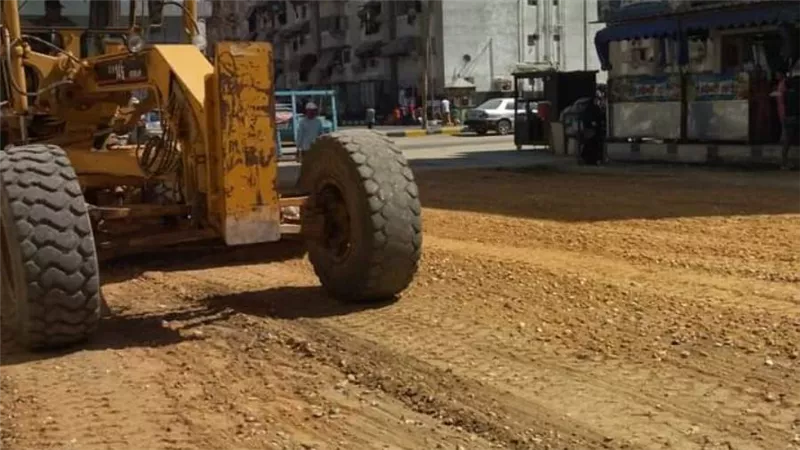 استمرار أعمال الرصف ووضع الطبقة الأسفلتية الأولي بمنطقة فاطمة الزهراء
