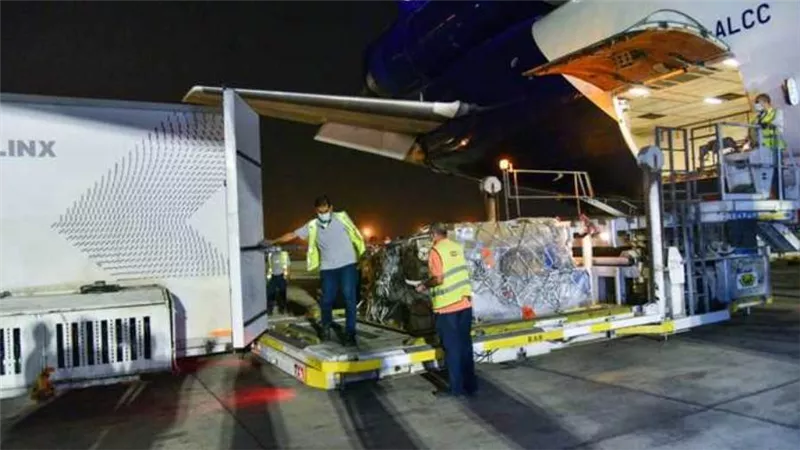 اليوم.. الصحة تستقبل مليون و612 ألف جرعة لقاح «فايزر» بمطار القاهرة
