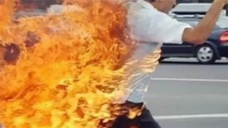 بسبب دعوة خلع ..زوج يشعل فى نفسة النار 
