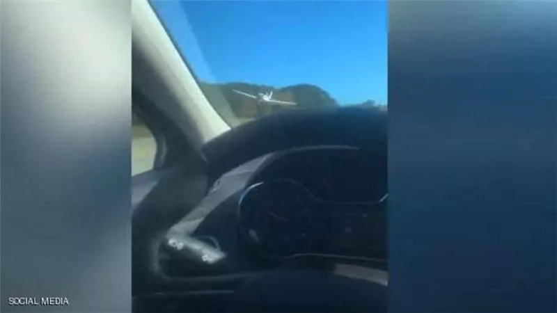 بالفيديو: خلل فني يجبر طائرة على الهبوط وسط طريق سريع مزدحم