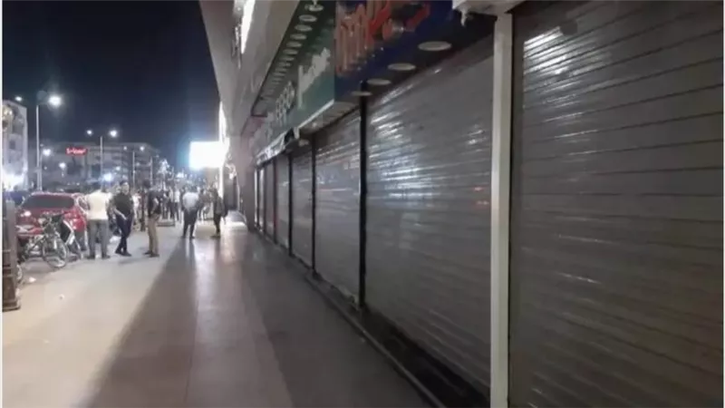 (تنفيذا لتعليمات رئيس مجلس الوزراء)رئيس حي المناخ يتابع إلتزام غلق المحلات والمقاهي بالموعد المحدد ببورسعيد