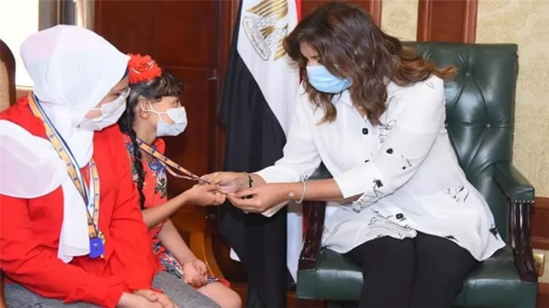 وزيرة الهجرة تهدي وفد 