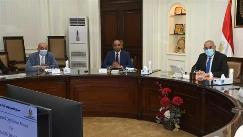 وزير الإسكان يتابع استعدادات شركات المياه والصرف وأجهزة المدن الجديدة لمواجهة موسم الشتاء (صور)