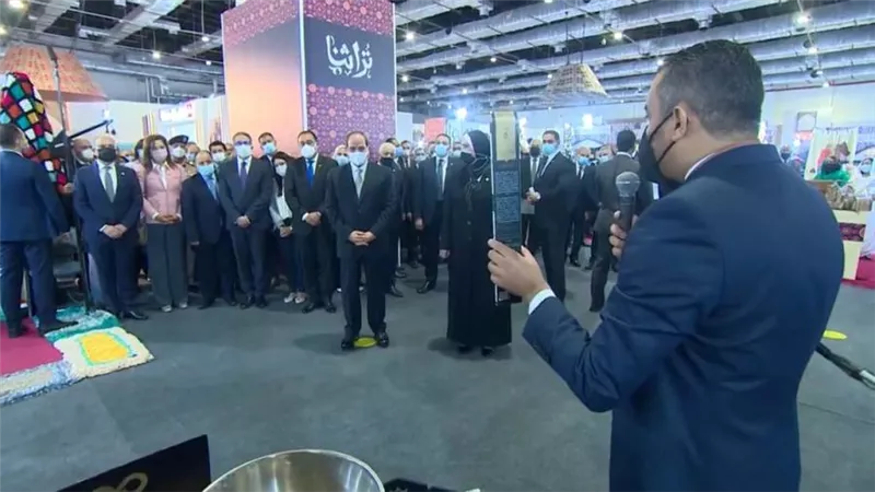 خلال افتتاح الرئيس( السيسي) صباح اليوم معرض تراثينا للحرف اليدوية مصنع مؤمن  لانتاج العطور ببورسعيد يشارك بمنتجاته ويقدم شرح تفصيلي للرئيس
