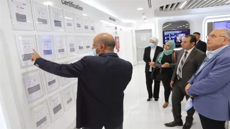 القوى العاملة تتفقد معمل هواوي بالقرية الذكية وتبحث تعزيز التعاون في مجال التحول الرقمي (صور)