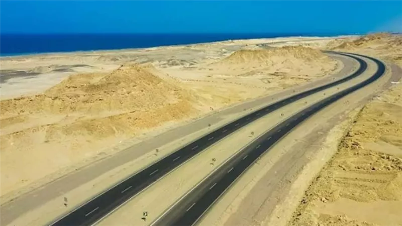 بتكلفة 1.7 مليار جنيه.. انتهاء تنفيذ ازدواج طريق ساحل البحر الأحمر سفاجا - مرسى علم (صور)