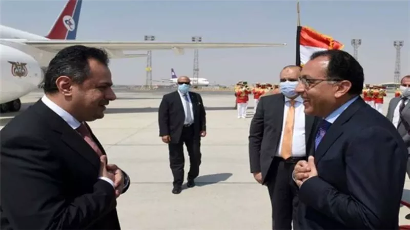 رئيس الوزراء يستقبل نظيره اليمني بمطار القاهرة