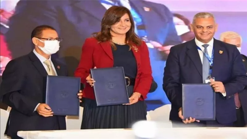 وزيرة الهجرة تعلن تفاصيل إصدار أول وثيقة تأمين للمصريين العاملين والمقيمين بالخارج مطلع 2022