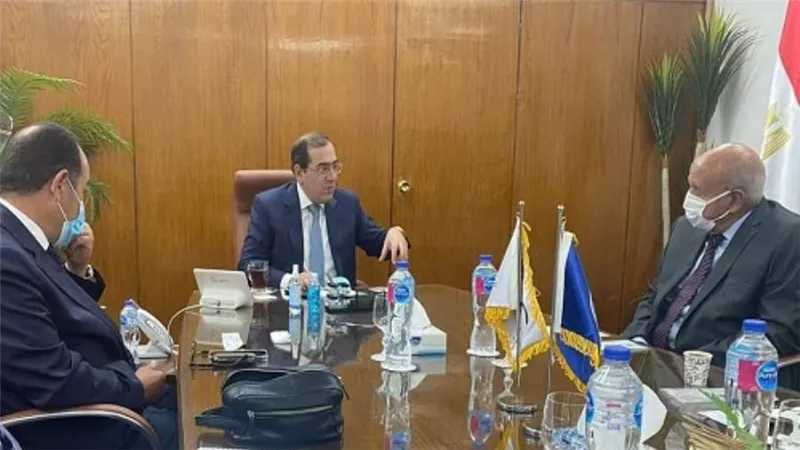 وزير البترول يبحث مع رئيس 