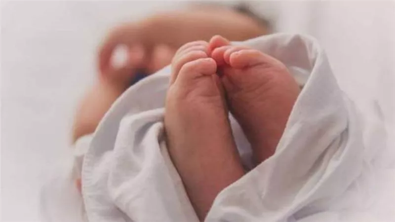 أم تلقي رضيعتها أمام عقار في المرج.. وكاميرات المراقبة تكشفها 