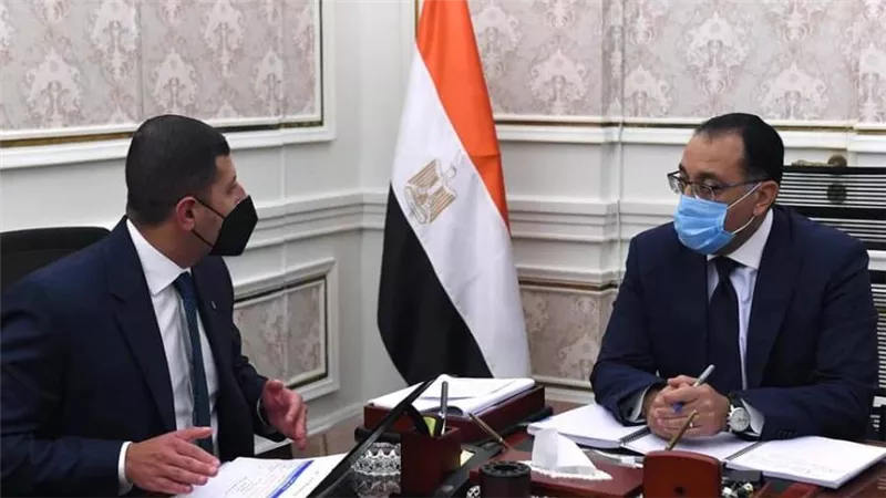 رئيس الوزراء يتابع ملفات عمل الهيئة العامة للاستثمار والمناطق الحرة