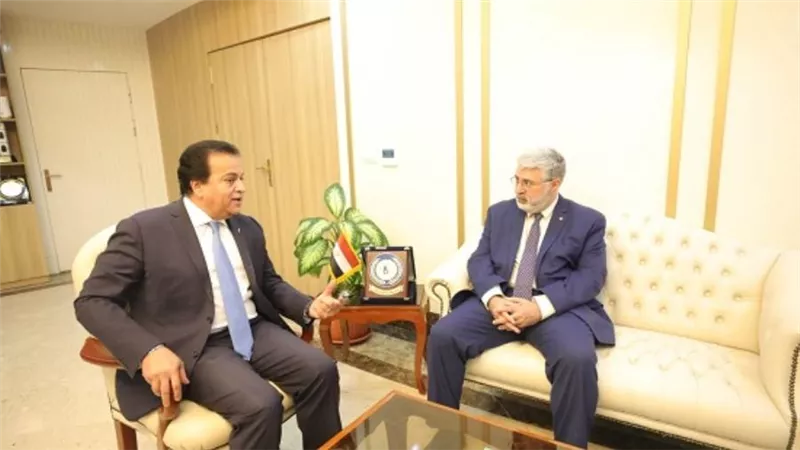 د. خالد عبدالغفار يعقد اجتماعًا مع رئيس الجامعة الأمريكية في بيروت (صور)