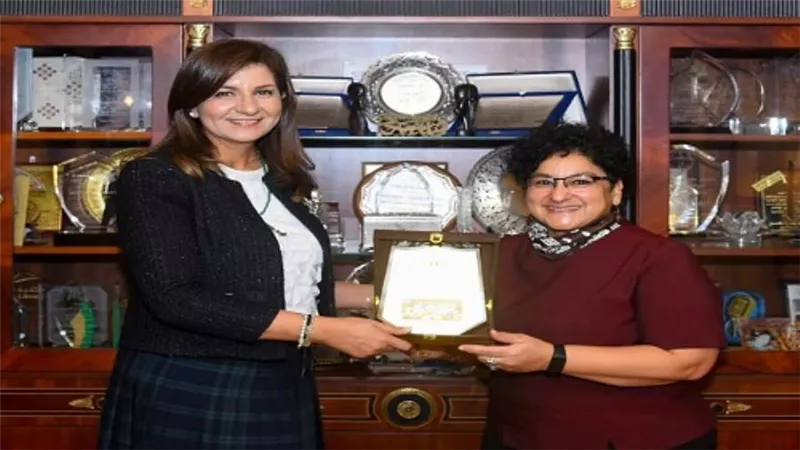 وزيرة الهجرة تستقبل فنانة مصرية بالخارج تعلم الألمان العامية المصرية منذ 20 عامًا (صور)