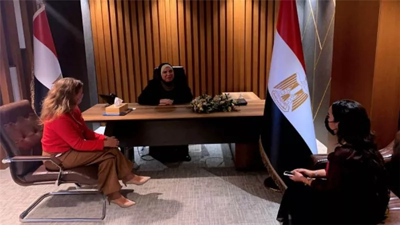 وزيرة التجارة تبحث مع مسئولي 