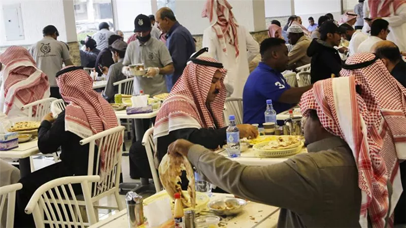 تسمم 70 شخصا في أحد مطاعم السعودية