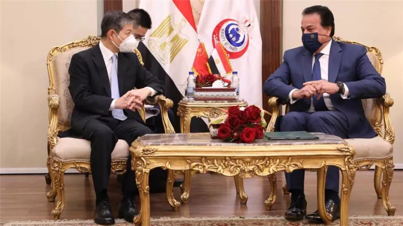 د. خالد عبدالغفار والسفير الصيني يوقعان على وثيقة استلام 2 مليون جرعة من لقاح سينوفاك لدعم مصر خلال التصدي للجائحة