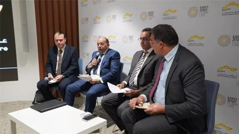 وزير التنمية المحلية يشارك في جلسة 