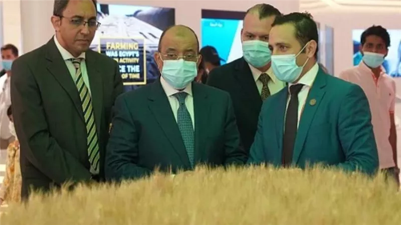 وزير التنمية المحلية يتفقد الجناح المصري المشارك في 
