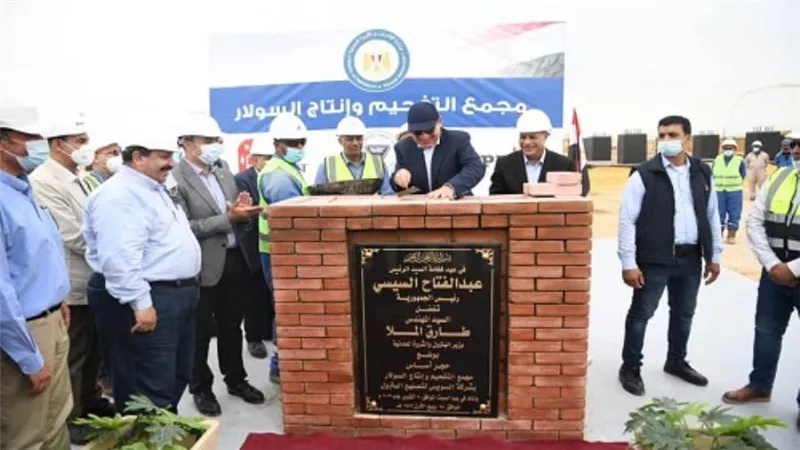 وزير البترول يضع حجر أساس مجمع التفحيم وإنتاج السولار بالسويس (صور)