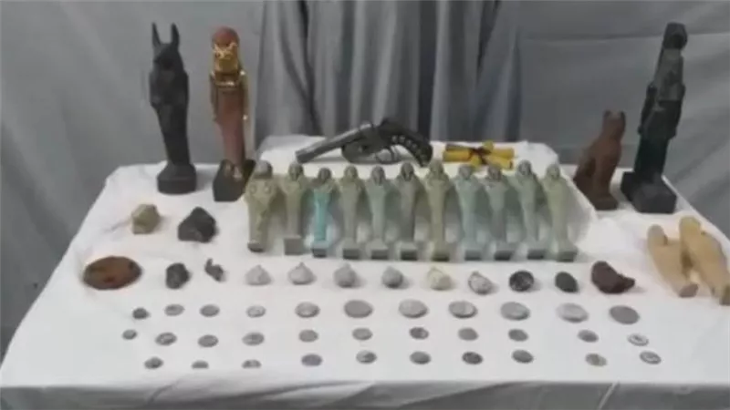 شاهد..مواطن يستخرج 63 قطعة أثرية من أسفل منزله بأسيوط