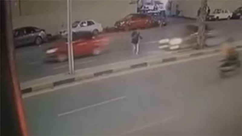 بسرعة جنونية.. سيارة تصدم شابا في شارع ترسا