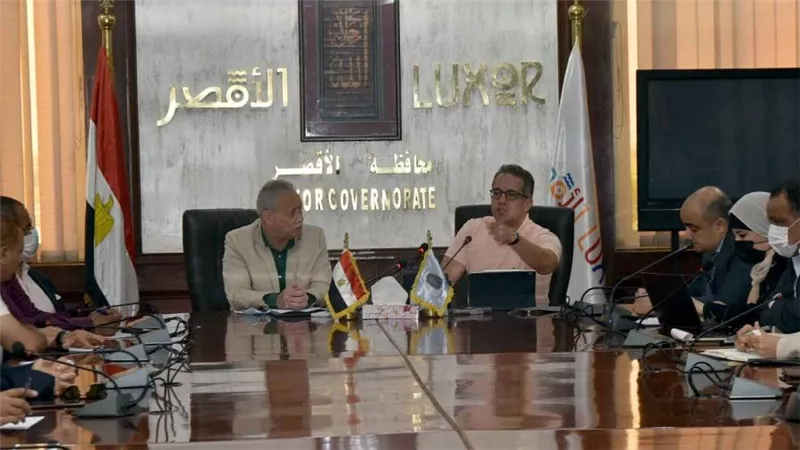وزير السياحة والآثار يلتقي أصحاب المنشآت الفندقية والشركات السياحية بالأقصر