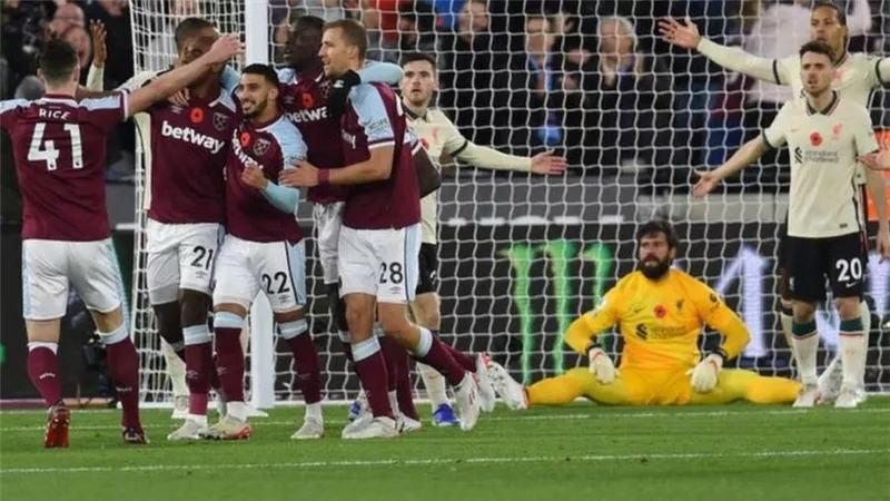 الشوط  الأول.. ليفربول يتعادل أمام وست هام 1-1