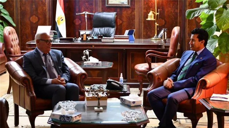 وزير الشباب والرياضة يبحث مع محافظ بورسعيد تطوير المنشآت الرياضية بالمحافظة