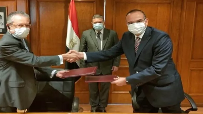 وزير قطاع الأعمال العام يشهد توقيع اتفاقية بين 