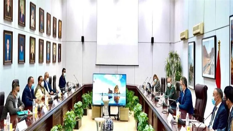 وزير السياحة يجتمع مع 