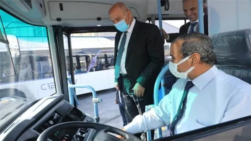 وزير النقل يتفقد أتوبيسات MCV الكهربائية (صور)