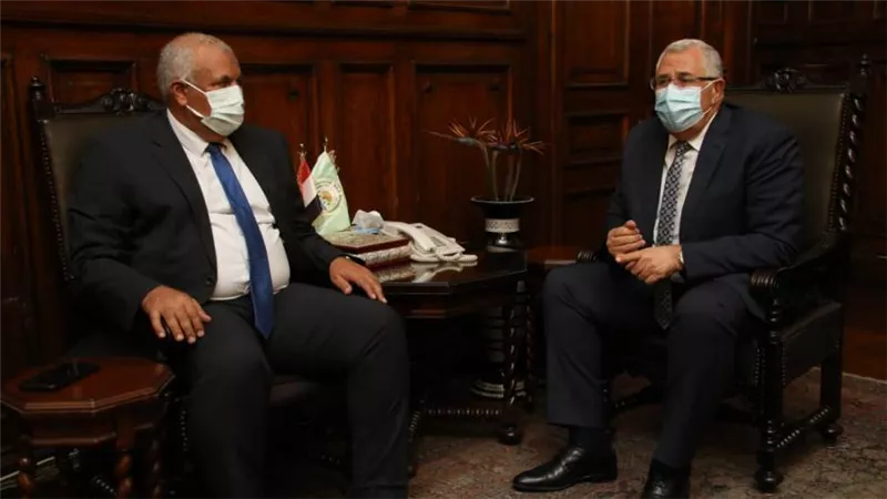 وزير الزراعة يبحث مع محافظ الوادي الجديد سبل دفع مشروعات الحرير والتمور