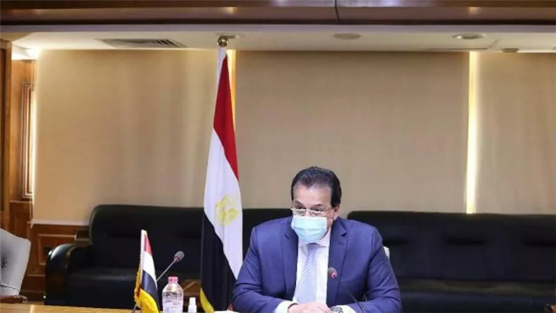 د. خالد عبدالغفار يستعرض تقريرًا عن أنشطة معهد بحوث البترول المصري