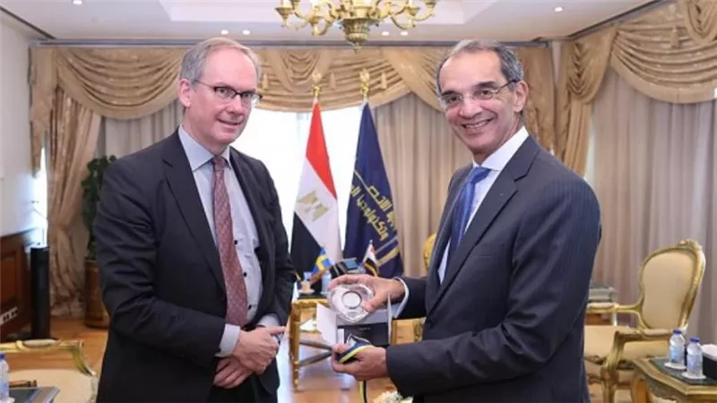 وزير الاتصالات يبحث مع سفير السويد بالقاهرة التعاون في مجالات الذكاء الاصطناعي (صور)
