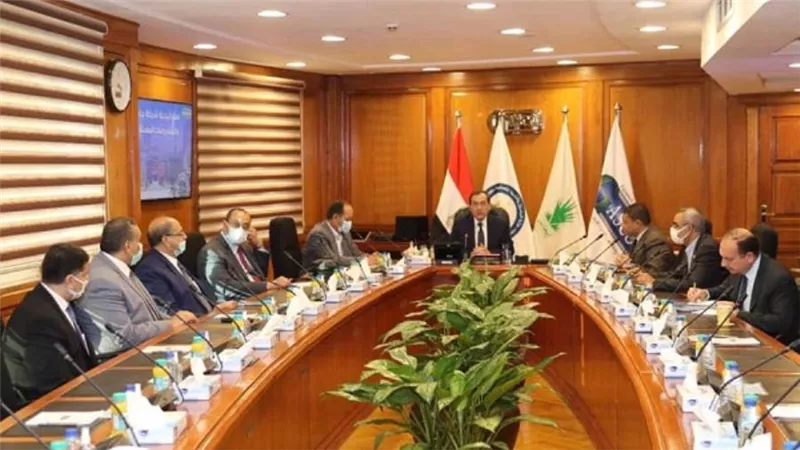 وزير البترول يتفقد مركز التحكم بالشبكة القومية للغاز الطبيعي (صور)