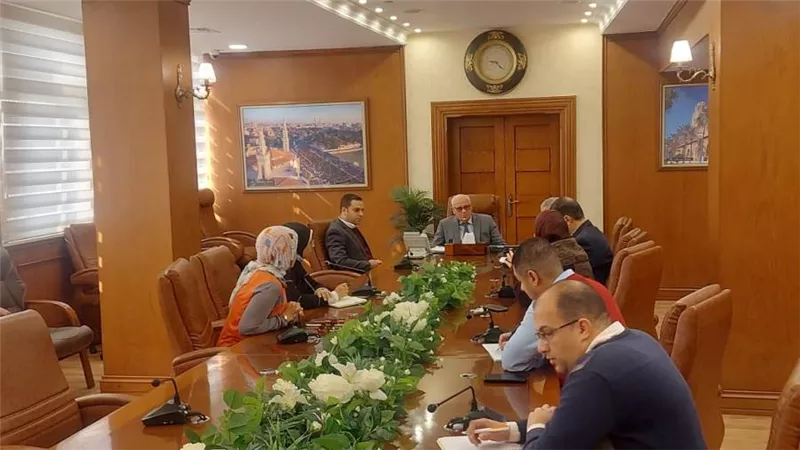 محافظ بورسعيد يلتقي رؤساء الأحياء بالمحافظة