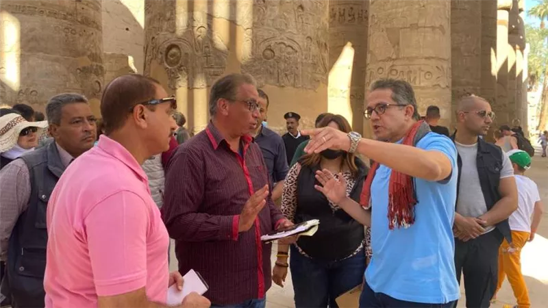 وزير السياحة يتابع التجهيزات النهائية لاحتفالية طريق الكباش ويلتقى السائحين