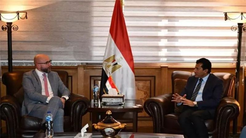 وزير الرياضة يلتقي المدير الإقليمي لـ