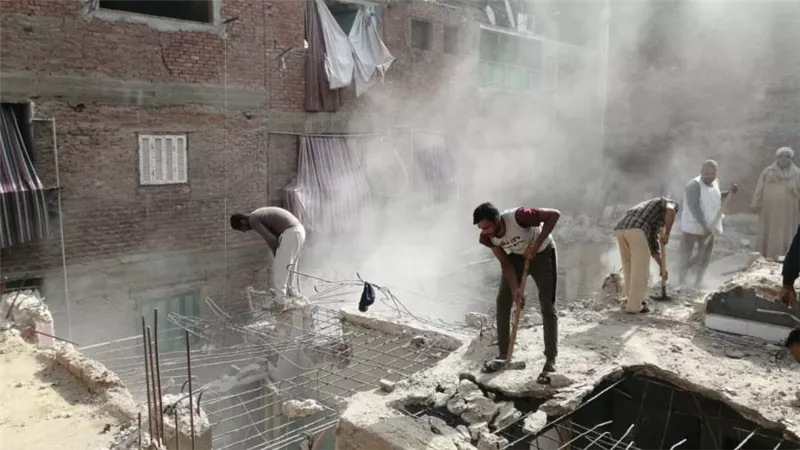 الجيزة تزيل عقارات آيلة للسقوط ببولاق الدكرور وميت عقبة بالعجوزة