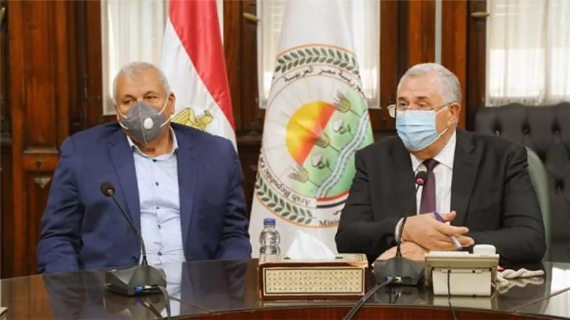 وزير الزراعة يبحث مع اتحاد النحالين كيفية النهوض بصناعة عسل النحل (صور)