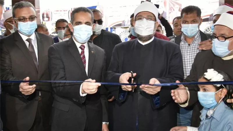 وزير الأوقاف ومحافظ الغربية يؤديان صلاة الجمعة  و يفتتحان المسجد الكبير بعزبة الشمرلسي بقرية الهياتم 