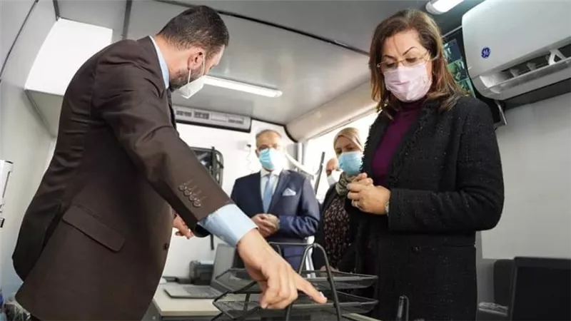 التخطيط تسلم دفعة جديدة من مراكز الخدمات  المتنقلة 