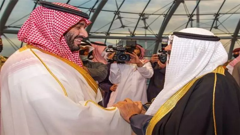 ولي العهد السعودي يغادر الكويت بعد جولة خليجية