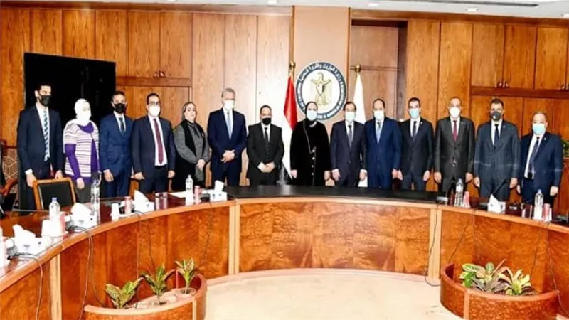 «البترول» و«تنمية المشروعات» يوقعان عقدين لتمويل عمل السيارات بالغاز (صور)